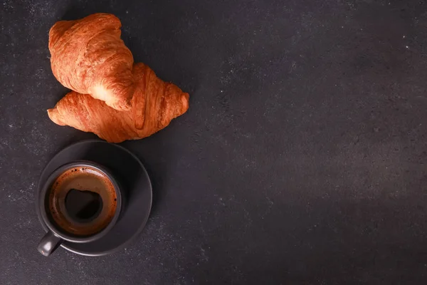 Croissant Panggang Segar Cangkir Espresso Atas Meja Beton Gelap Secangkir — Stok Foto