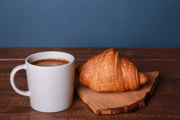 Fresh Baked Croissant Craft Wooden Chopping Board Mug Black Coffee — Stok Foto