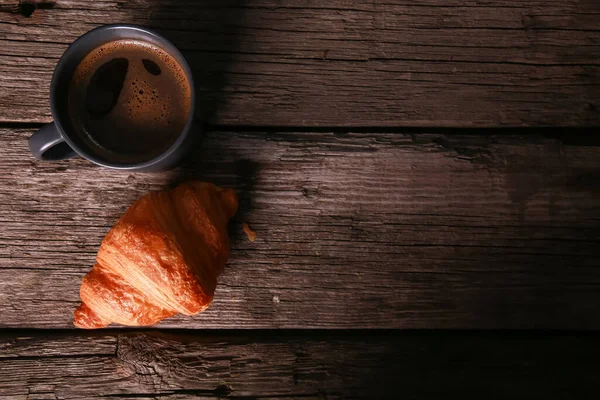 Fekete Kávé Csésze Croissant Kopott Rusztikus Asztal Háttér Frissen Sült — Stock Fotó