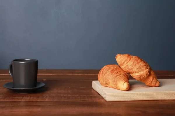 Croissant Panggang Segar Cangkir Kopi Hitam Meja Kayu Coklat Dengan — Stok Foto