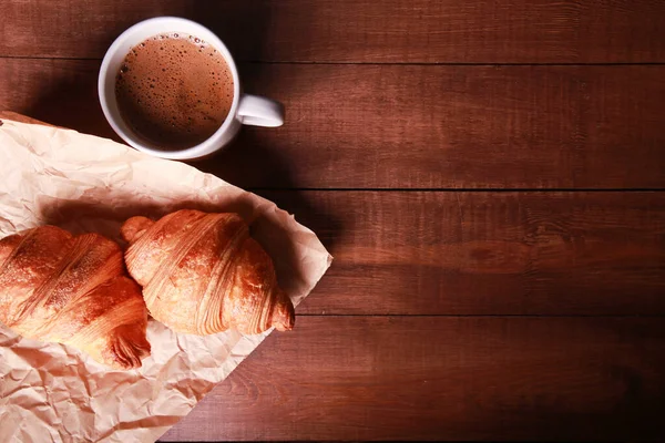 Verse Croissants Ambachtelijk Papier Mok Americano Bruine Houten Tafel Kopje — Stockfoto