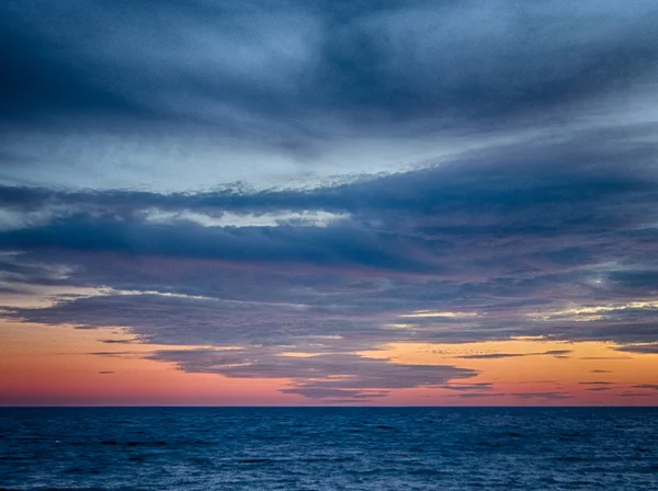 Pôr do sol sobre a água — Fotografia de Stock