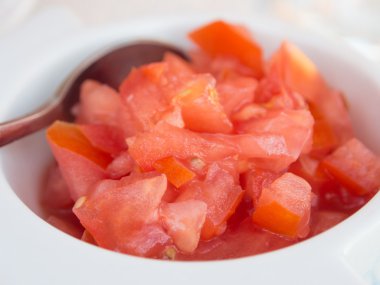 Mutfakta dilimlenmiş domates