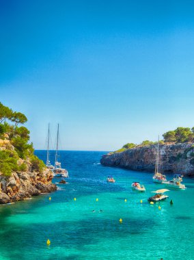 Tekneler ve Mayorka mavi denizlerde