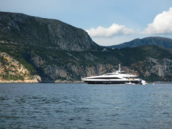 Boat and exotic islands on the Adriatic coast — Stock Photo, Image