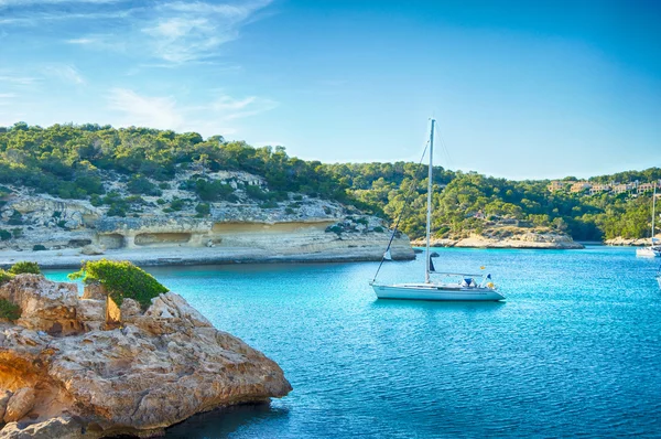 Bateaux et mer bleue — Photo