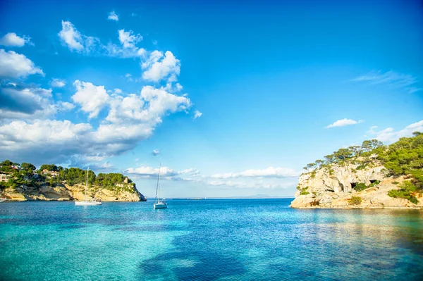 Bateaux et mer bleue — Photo