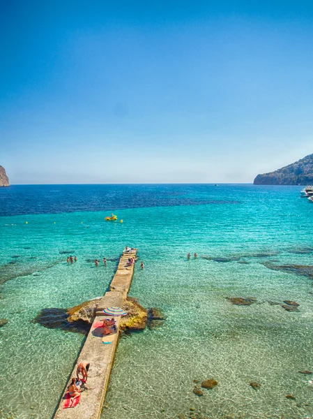 Bateaux et mer bleue à Majorque — Photo