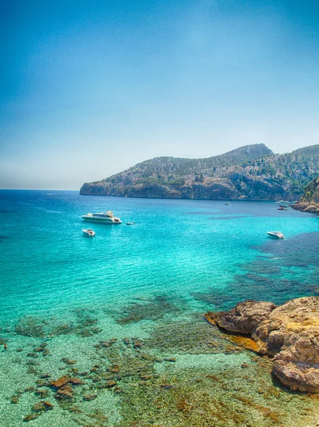 Boten en blauwe zee in Mallorca — Stockfoto