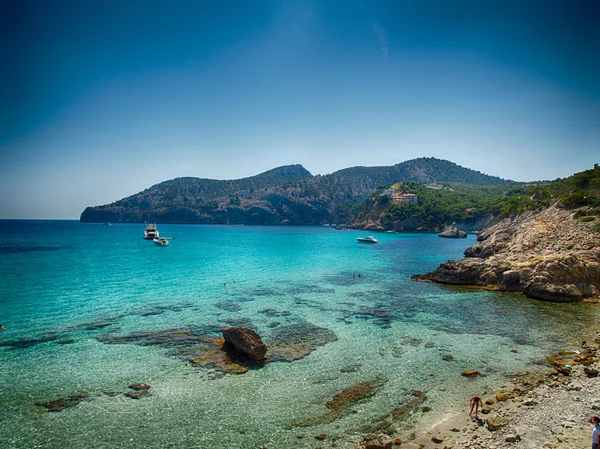 Bateaux et mer bleue à Majorque — Photo