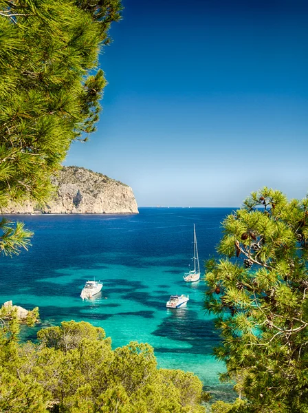 Bateaux et mer bleue à Majorque — Photo