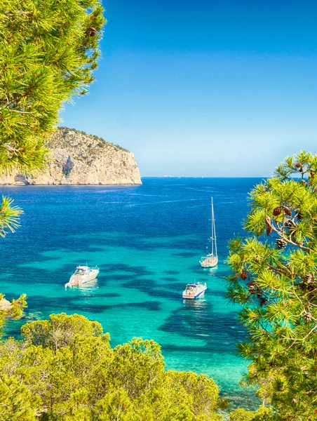 Bateaux et mer bleue à Majorque — Photo