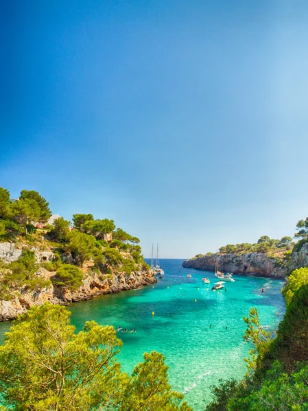 Boten en blauwe zee in Mallorca — Stockfoto