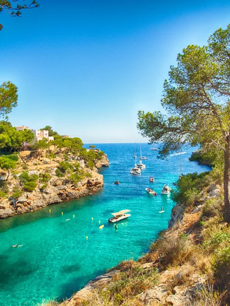 Boten en blauwe zee in Mallorca — Stockfoto