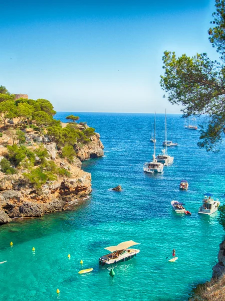Båtar och blått hav i Mallorca — Stockfoto