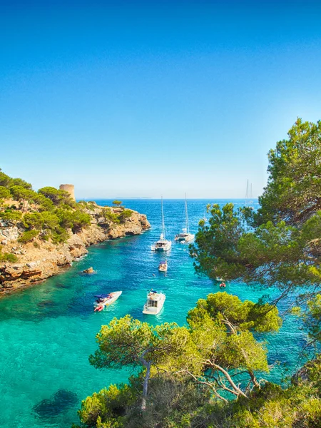 Barcos e mar azul em Maiorca — Fotografia de Stock