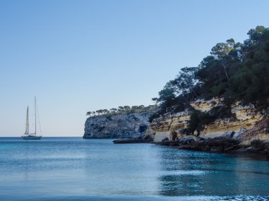 Bir yelkenli tekne ile bir plaj-Mallorca