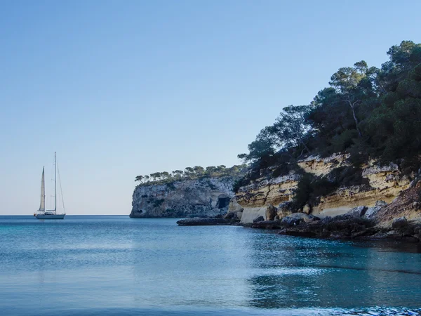 A beach in Mallorca with a sailing boat — Stock Photo, Image