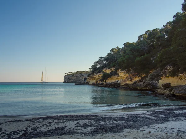 Une plage à Majorque avec un voilier — Photo