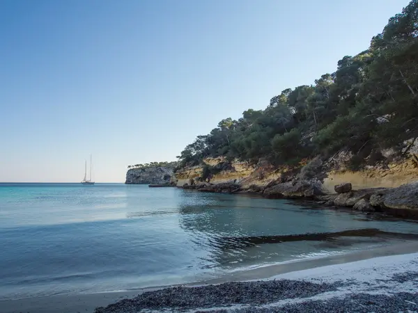 Una playa en Mallorca con un velero — Foto de Stock