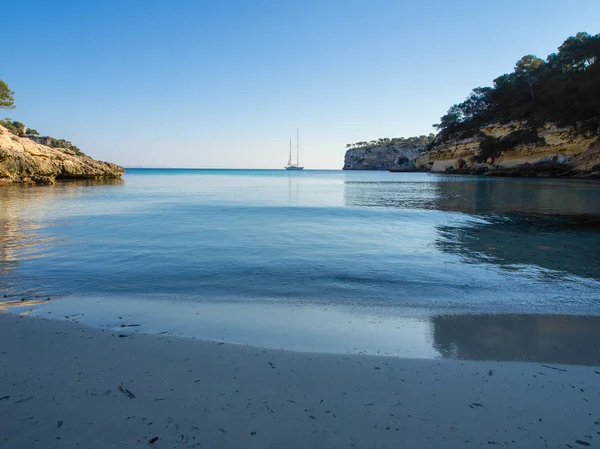 Une plage à Majorque avec un voilier — Photo