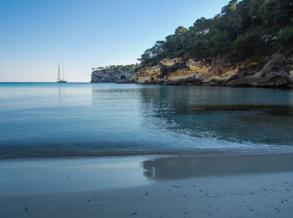 Une plage à Majorque avec un voilier — Photo