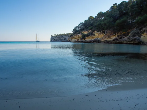 Una spiaggia a Maiorca con una barca a vela — Foto Stock