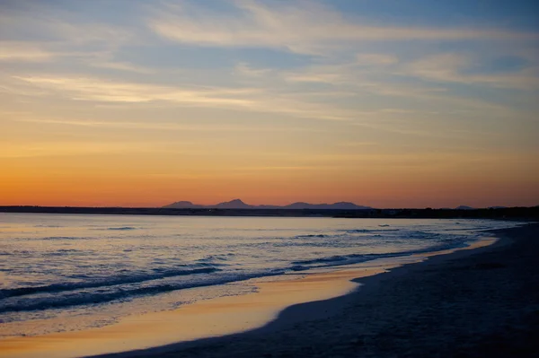 Pôr do sol na praia em Maiorca, Ilhas Baleares - Espanha — Fotografia de Stock