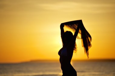 Gün batımı sırasında plajda kız