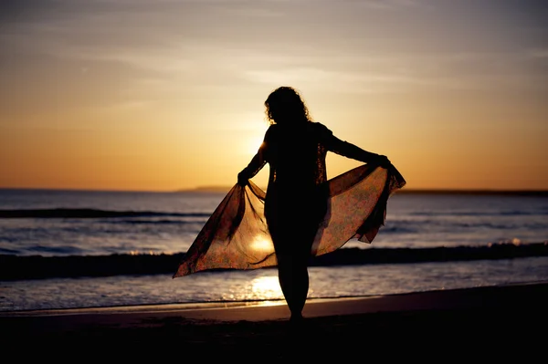 Girl at beach during the Sunset — Stock Photo, Image