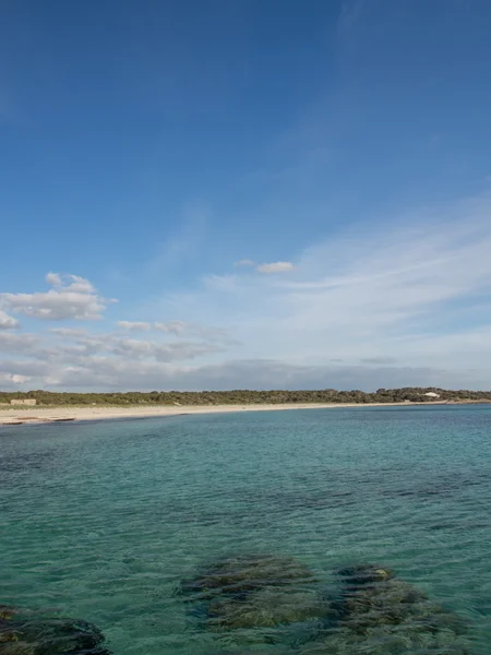 Geheimnisvoller und einsamer Strand auf Mallorca — Stockfoto