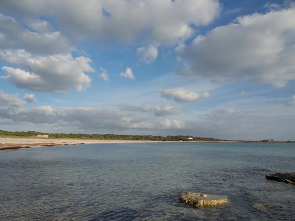 Geheimnisvoller und einsamer Strand auf Mallorca — Stockfoto