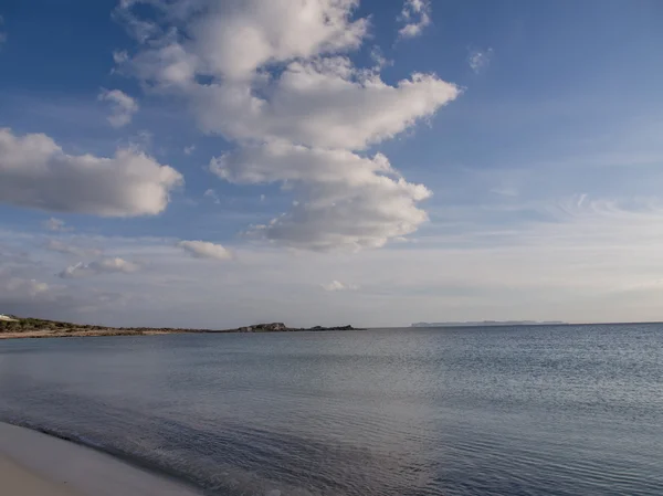 Geheimnisvoller und einsamer Strand auf Mallorca — Stockfoto