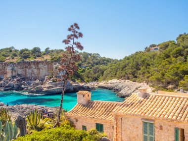 Plaja yakın geleneksel ev