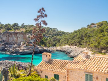 Plaja yakın geleneksel ev