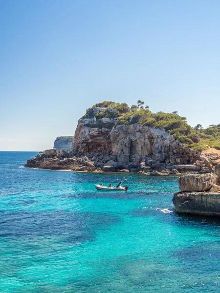 Sininen vesi Mallorcan rannikolla — kuvapankkivalokuva