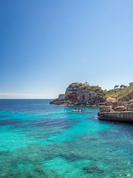 Blauwe water in Mallorca kustlijn — Stockfoto