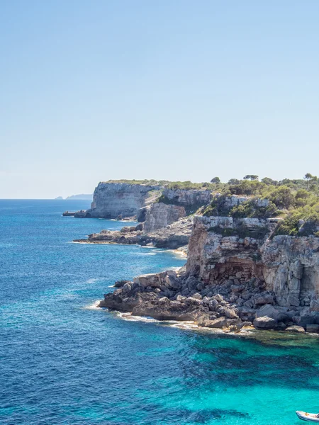 Modrá voda v pobřeží Mallorky — Stock fotografie