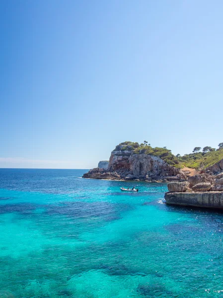 Blauwe water in Mallorca kustlijn — Stockfoto