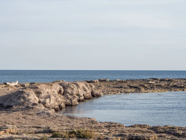 Geheimnisvoller und einsamer Strand auf Mallorca — Stockfoto