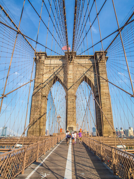 A picture of the brooklyn bridge in New York City
