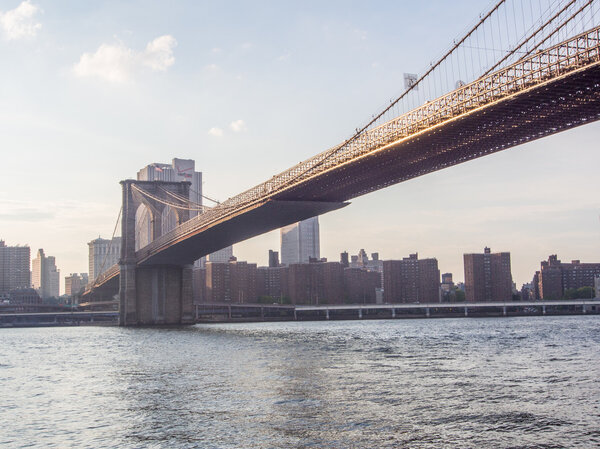 A picture of the brooklyn bridge in New York City