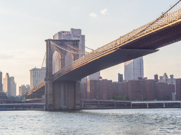 A picture of the brooklyn bridge in New York City