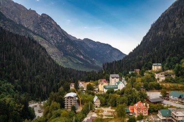 Dağların tepesindeki köyün renkli manzarası. Güzel manzara, güzel hayat.