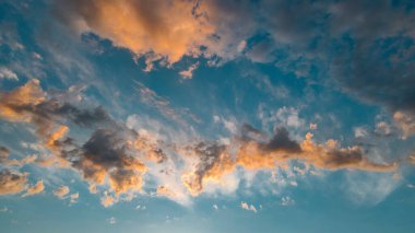 Gün batımında destansı gökyüzü. Akşamları bulutların manzarası. Arkaplan
