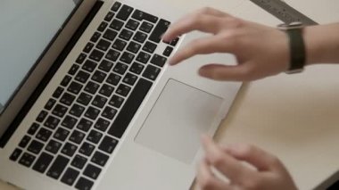 Dizüstü bilgisayarda çalışan bir kadın
