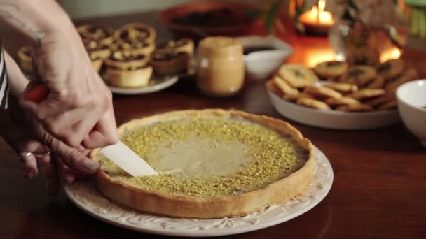 Tomando una rebanada de pastel — Vídeo de stock