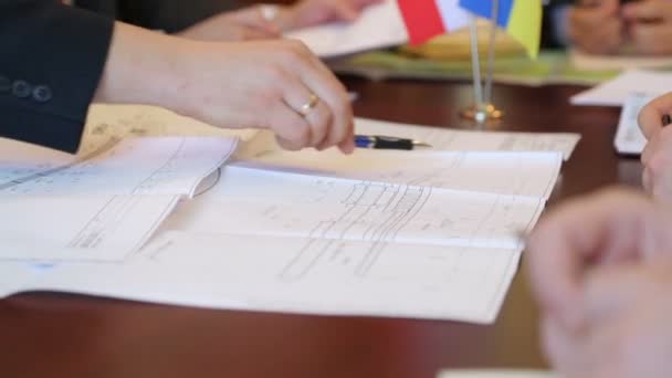 Groupe d'hommes d'affaires étudiant les plans et planifiant l'activité de construction . — Video