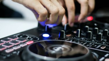 Manos tocando el volumen de controlador dj ddj 400 öncü