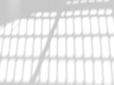 Beyaz beton arka plan üzerinde doğal pencere gölgesi etkisi, fotoğraf, model, ürün, duvar sanatı, tasarım sunumu için üstüste koyma efekti